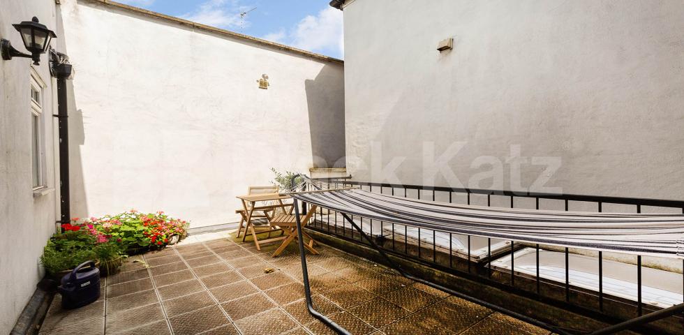 Situated in a prime location the property offers a sun trap roof terrace Swan Yard, Highbury & Islington 